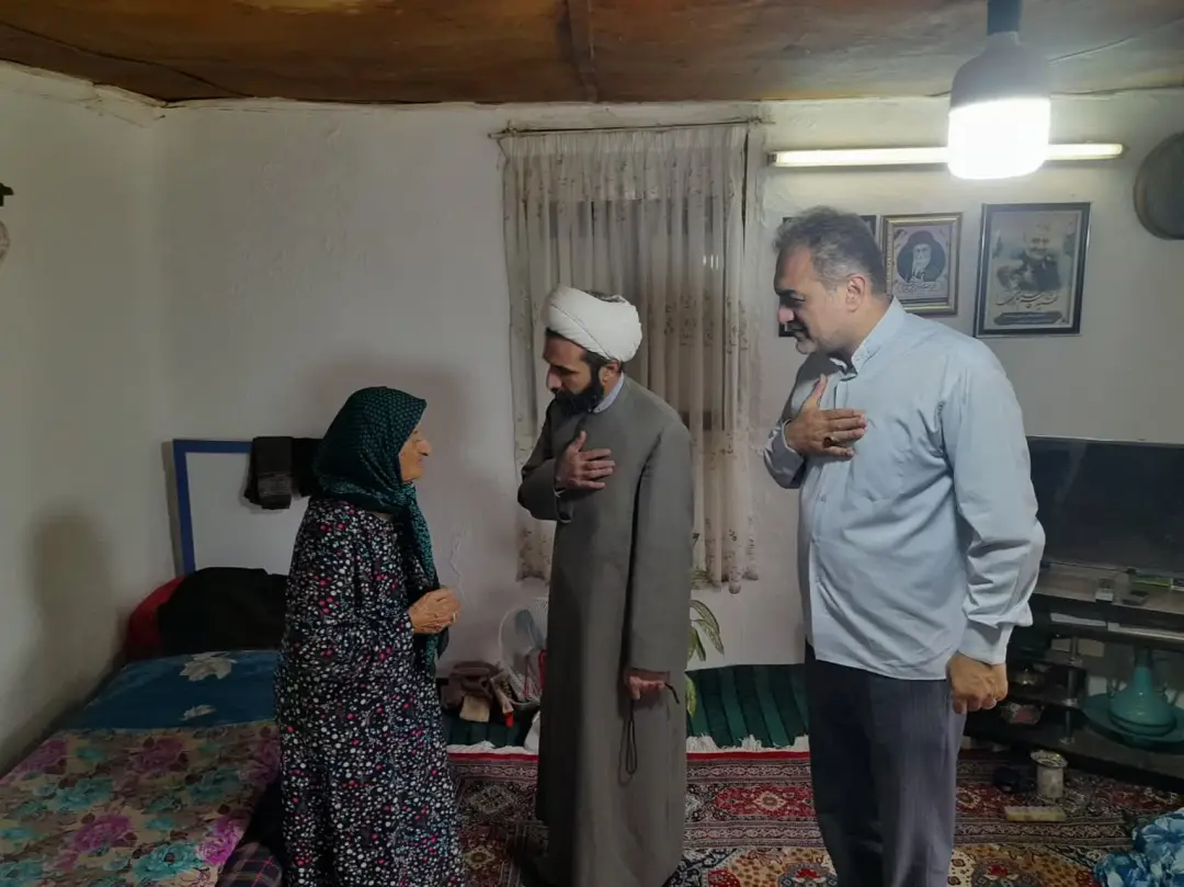 دیدار صمیمی مسئولان محلی رحیم‌آباد با مادر گرانقدر شهید نجفی جیرکل به مناسبت هفته دولت