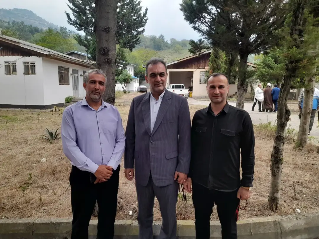 دیدار صمیمانه شهردار رحیم‌آباد با پزشکان و پرسنل مرکز خدمات درمانی زیاز به مناسبت هفته دولت