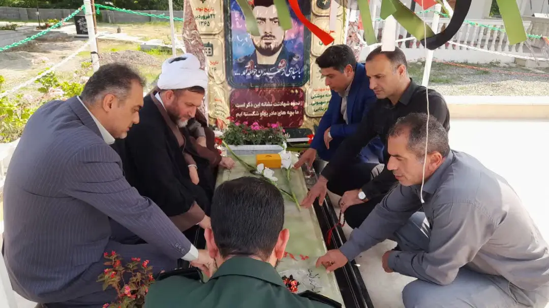 غبارروبی گلزار شهدای طول‌لات، آزارکی و بالنگاه در اولین روز از هفته دولت با حضور شهردار رحیم‌آباد
