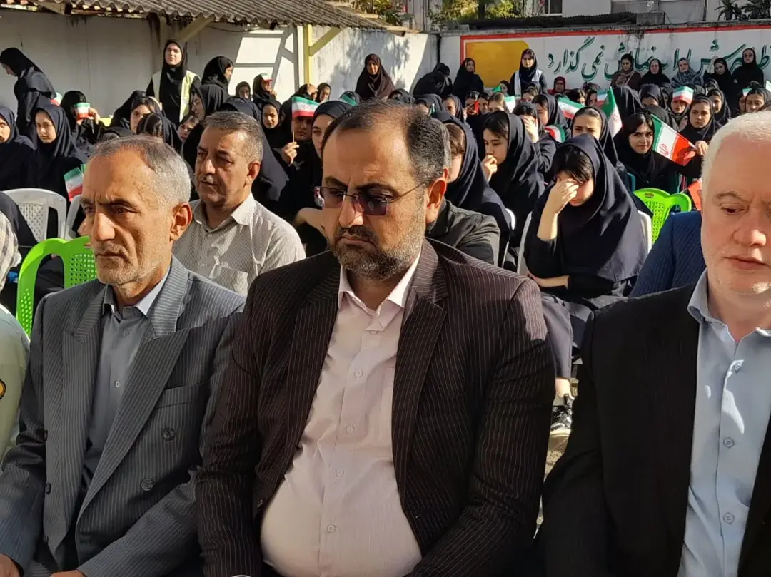 زنگ مهر و مقاومت به مناسبت تلاقی هفته دفاع مقدس و بازگشایی مدارس، با حضور مسئولان بخش در مدرسه شهید نصرالله‌زاده رحیم‌آباد نواخته شد.

