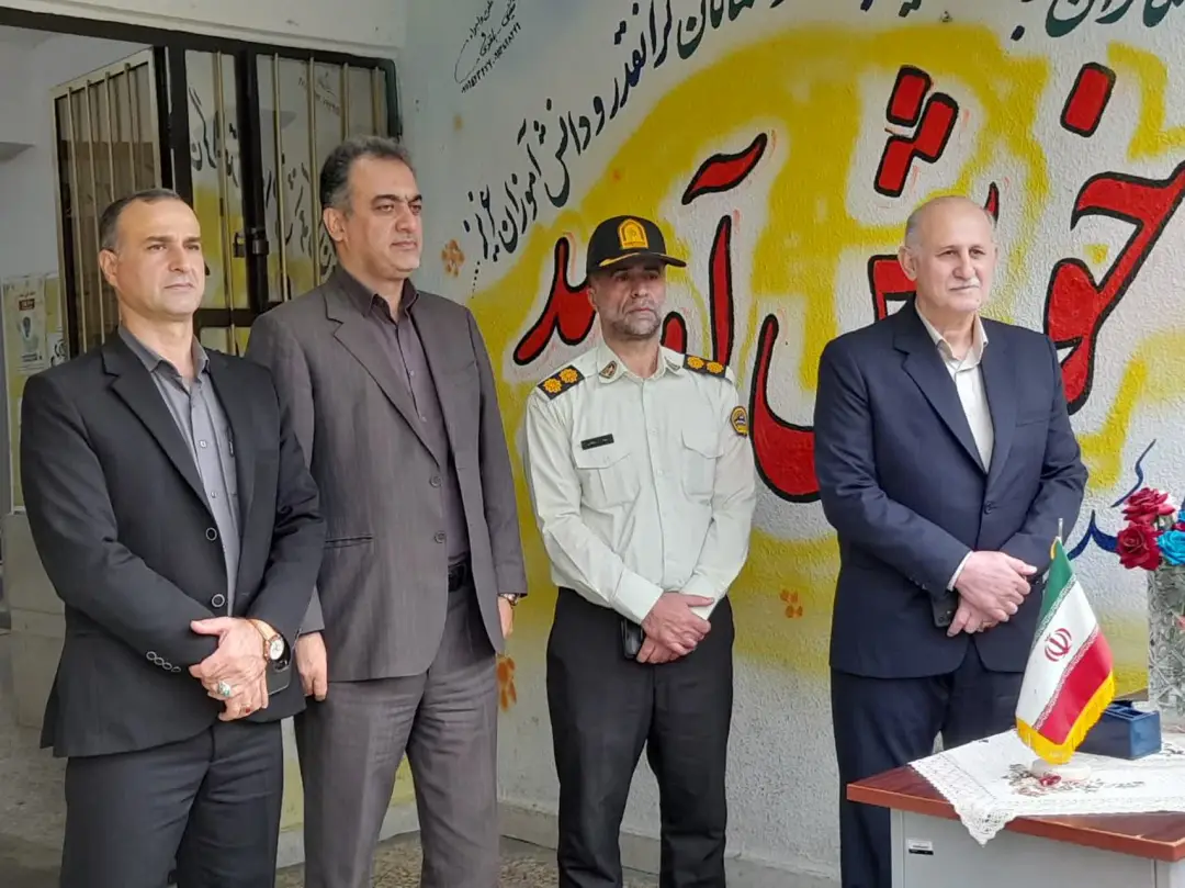 تقدیر از فرمانده فراجا در مدرسه شهید شعبانی با حضور شهردار و رئیس شورای شهر رحیم‌آباد