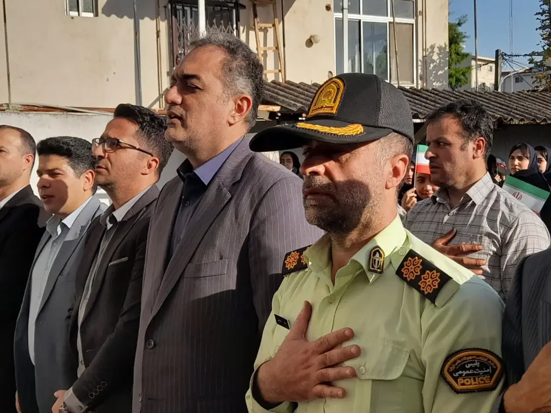 زنگ مهر و مقاومت به مناسبت تلاقی هفته دفاع مقدس و بازگشایی مدارس، با حضور مسئولان بخش در مدرسه شهید نصرالله‌زاده رحیم‌آباد نواخته شد.

