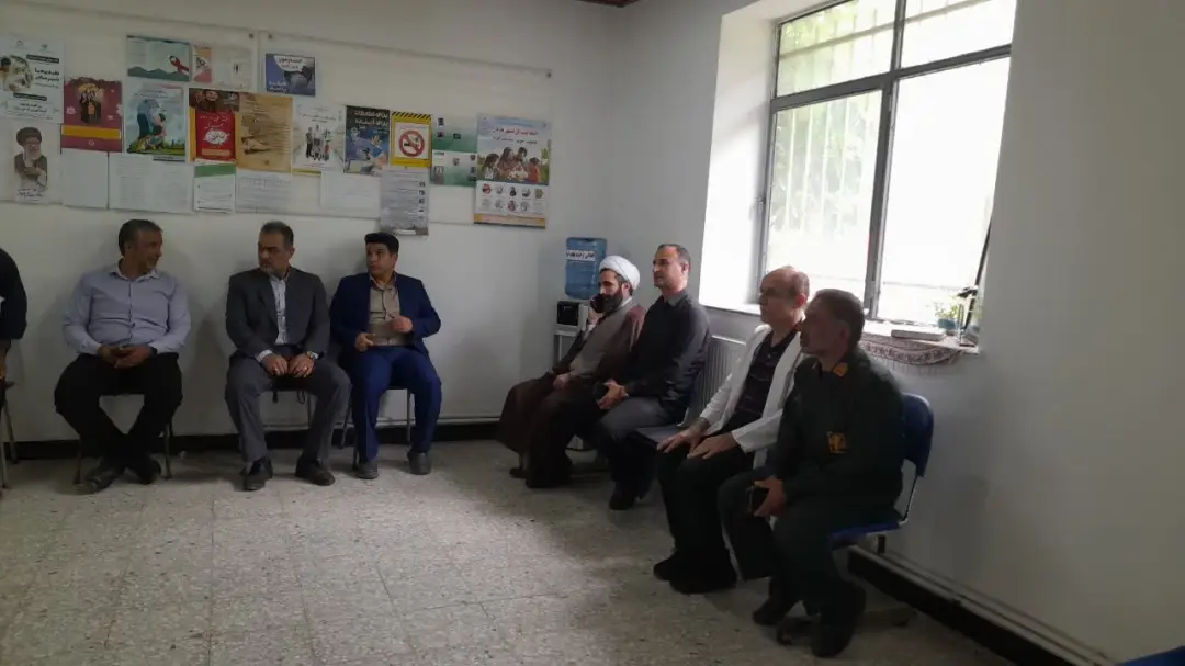 دیدار صمیمانه شهردار رحیم‌آباد با پزشکان و پرسنل مرکز خدمات درمانی زیاز به مناسبت هفته دولت