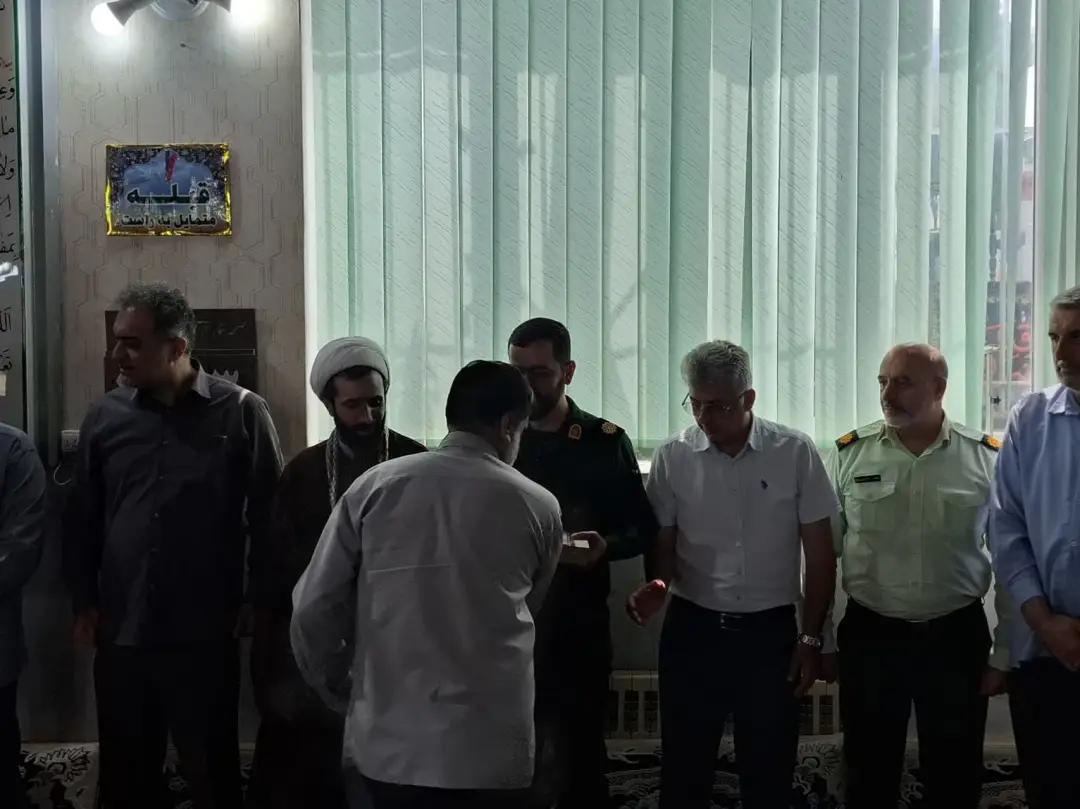 تجلیل از هیئت امنای پرتلاش مسجد جامع شهر رحیم‌آباد در آیین عبادی–سیاسی نماز جمعه