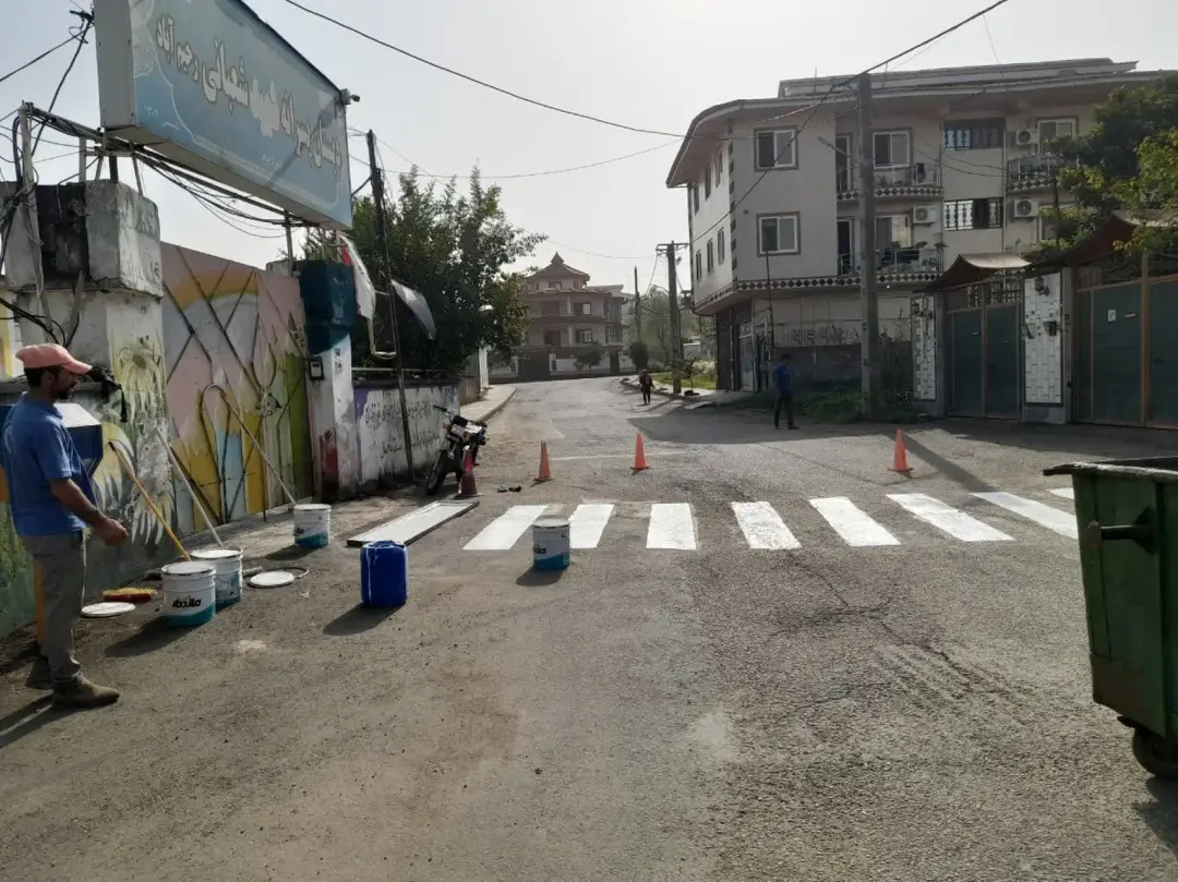رنگ‌آمیزی مسیرهای تردد شهروندان در سطح شهر رحیم‌آباد توسط شهرداری به مناسبت آغاز سال تحصیلی جدید

