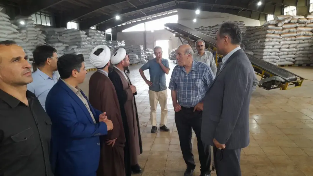 دیدار مسئولان محلی رحیم‌آباد با مدیریت کارخانه چایسازی گلریزان به مناسبت هفته دولت
